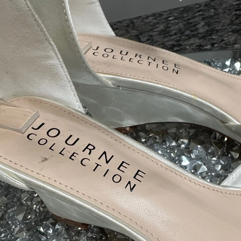 Journee Collection Ivory Wedge satin Sandals with Crystal Strap NEW 8.5